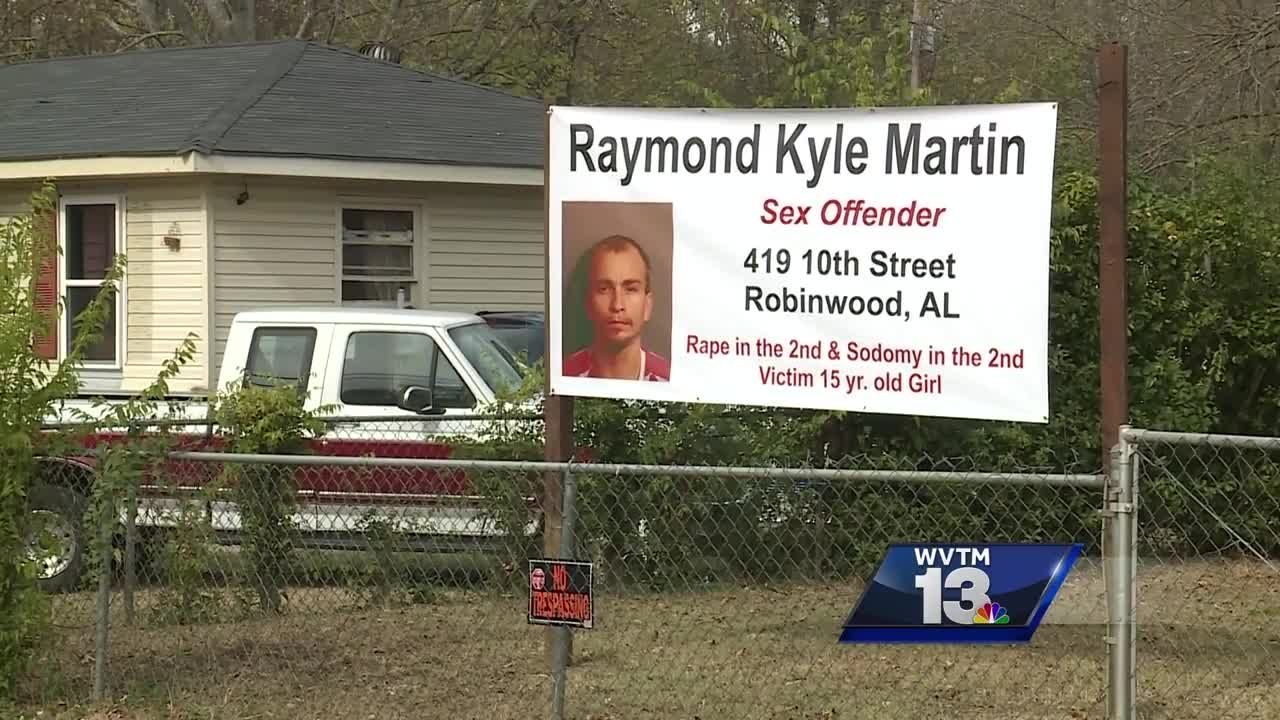 Robinwood resident erects sign to pressure sex offender to move