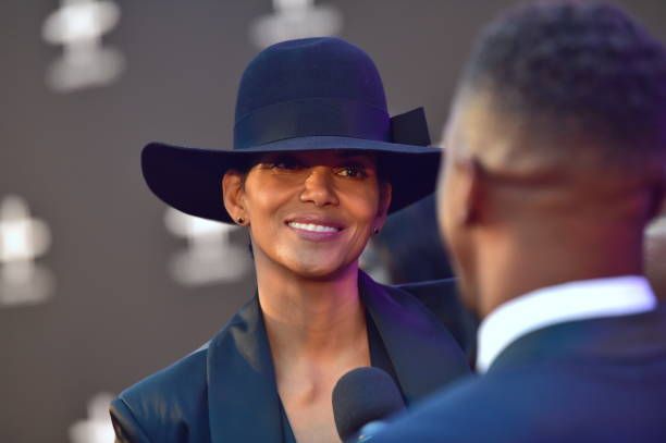 ハル・ベリー直筆サイン入り2Lサイズ写真…Halle Berry…キャット