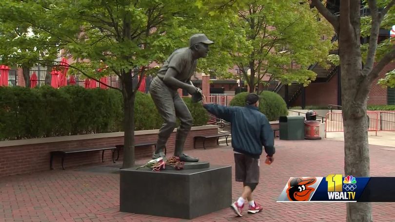 Baseball fans share stories, pay tribute to Orioles' legend Brooks