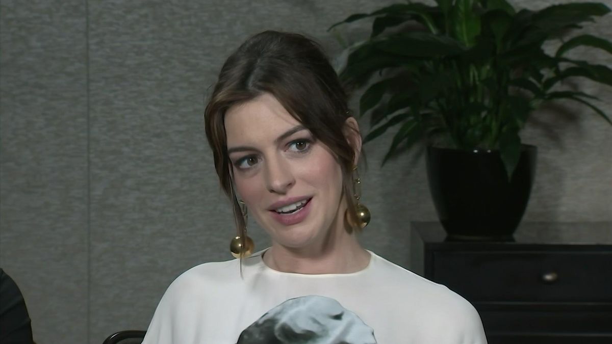 preview for Anne Hathaway parla dei problemi di fertilità