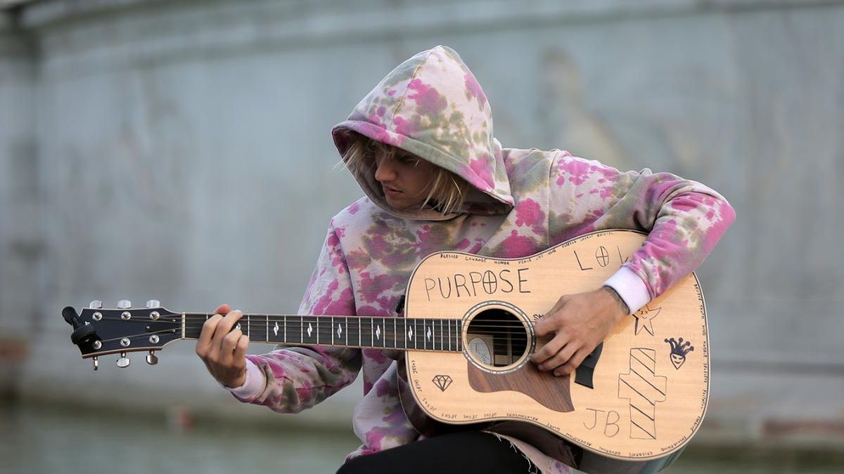preview for Justin Bieber Serenades Wife Hailey Baldwin Outside Buckingham Palace with One of His Songs