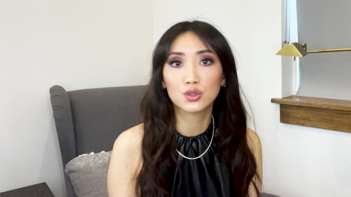 Prévia de Brenda Song revela quem a inspirou a interpretar 'London Tipton' em 'Suite Life' | 17 perguntas | Seventeen