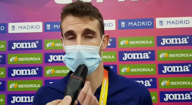 Álvaro de arriba celebra la consecución de su segundo oro nacional en 800 metros bajo techo en madrid