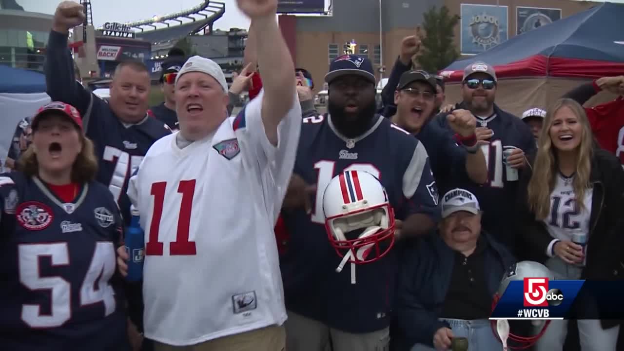 Brett Favre rocking Tom Brady shirt at Bucs game