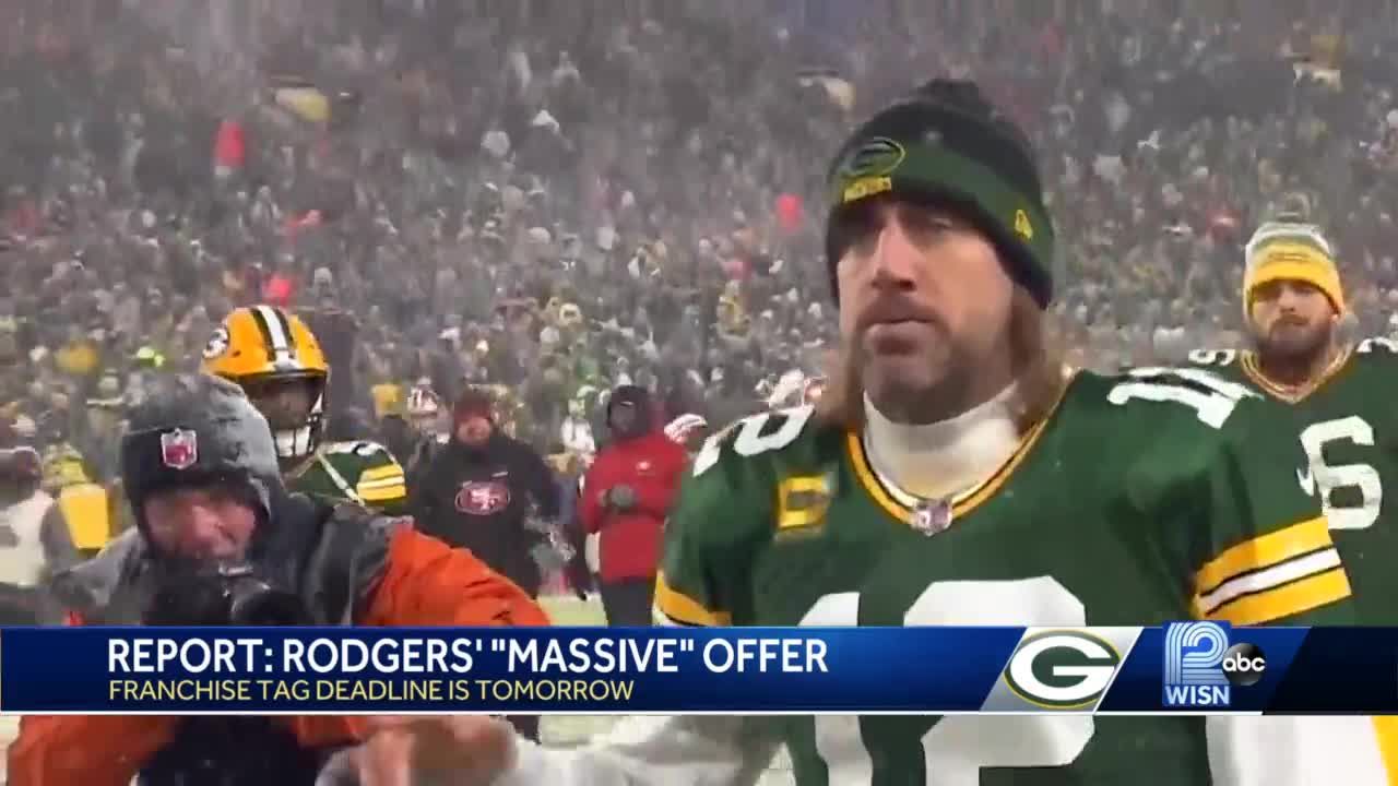 Report: Packers make Aaron Rodgers long-term offer