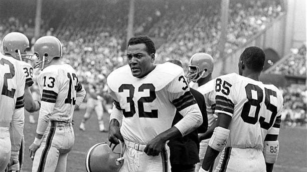 JIM BROWN CLEVELAND BROWNS CARRIES THE BALL CLOSEUP 1960s