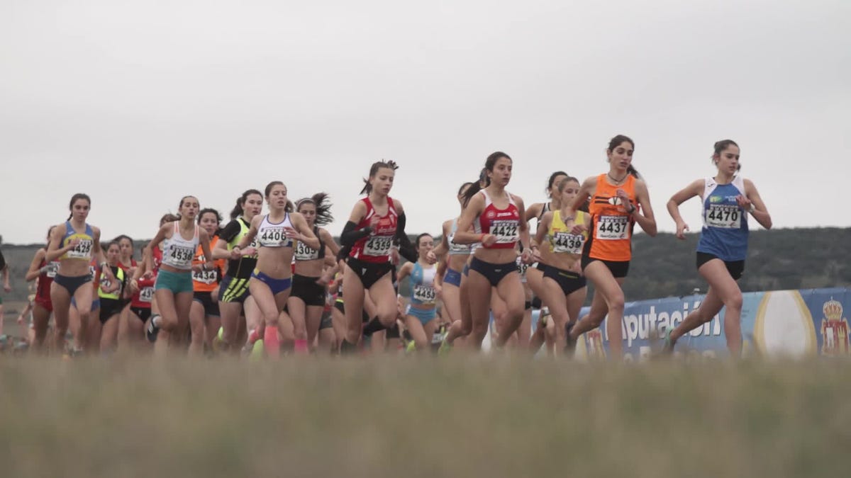 sara miratvilles, después de terminar el cross de atapuerca sin una zapatilla