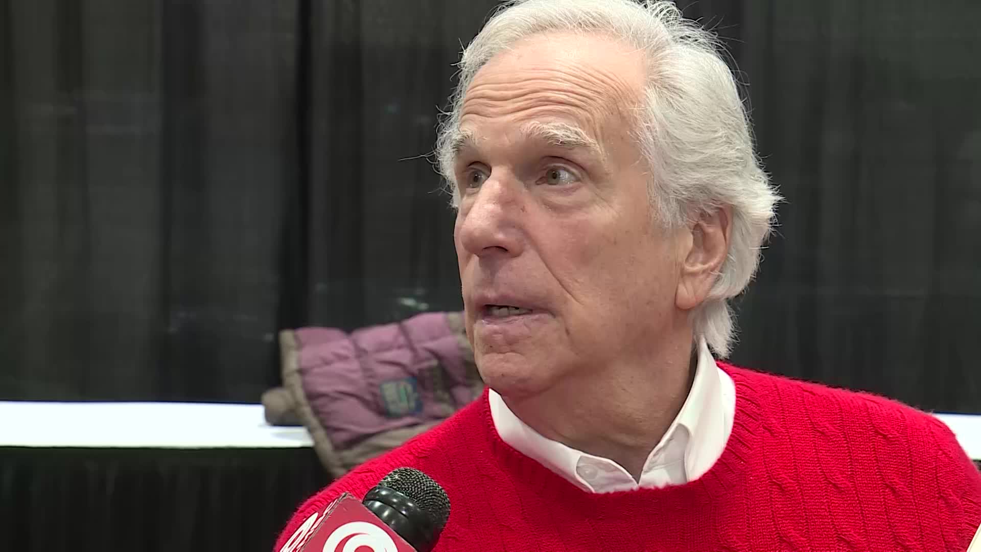 Patrick Mahomes gives Henry Winkler a personalized Kansas City Chiefs jersey