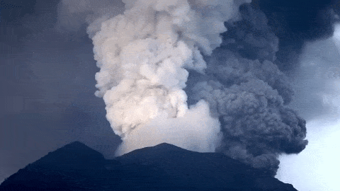 preview for Timelapse Captures Spew of Ash From Bali's Mount Agung Volcano