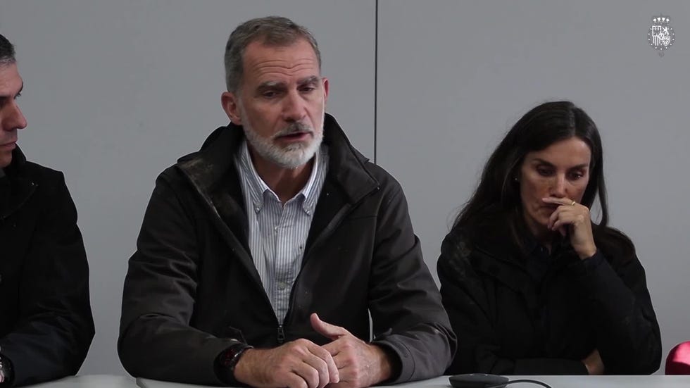 los reyes, con gesto serio, tras su visita a paiporta