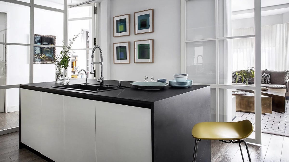 cocina abierta con muebles de madera, estilo escandinavo