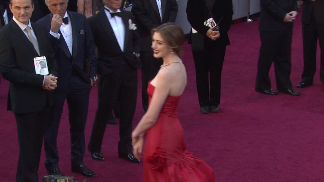 preview for Anne Hathaway arrives at the 2011 Oscars in Valentino