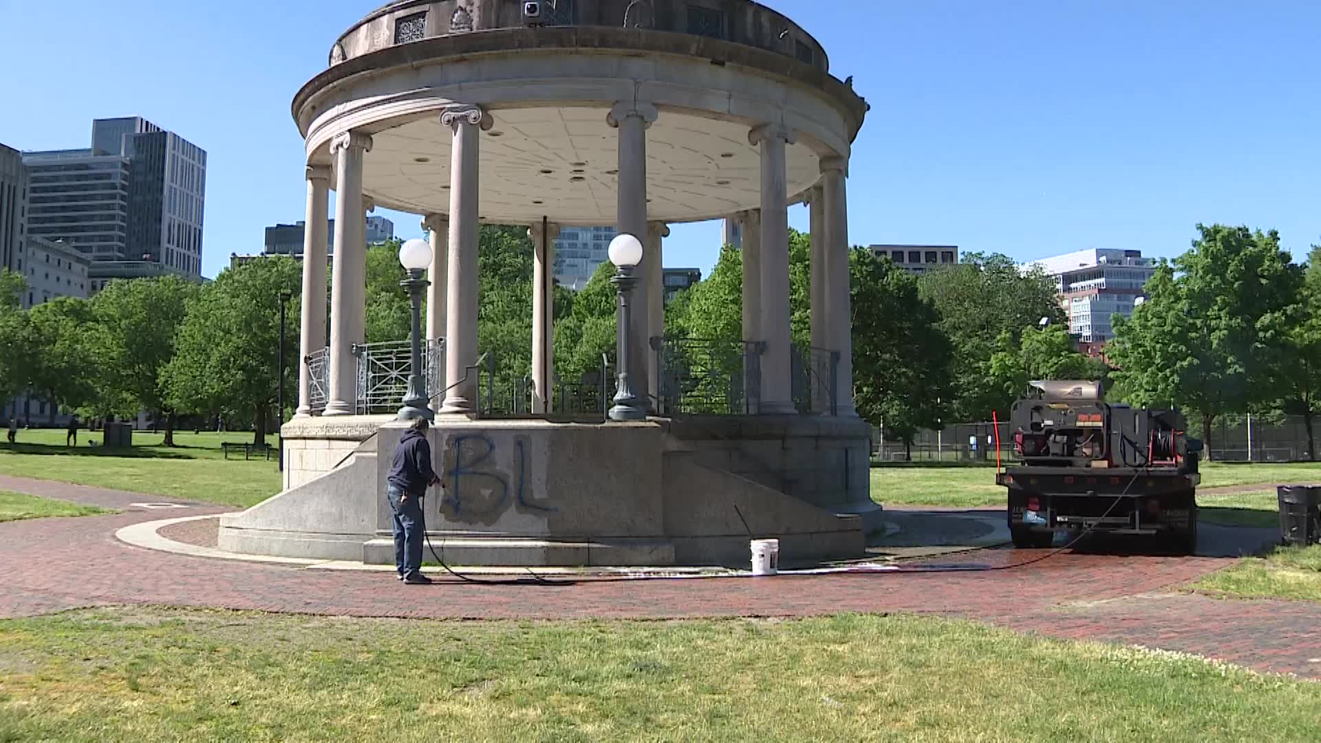 May 31, 2020, Boston, Massachusetts, USA: A looter leaving Louis Vuitton  inside Copley Place in Boston. Many stores in downtown Boston were looted  following a rally against the death of George in