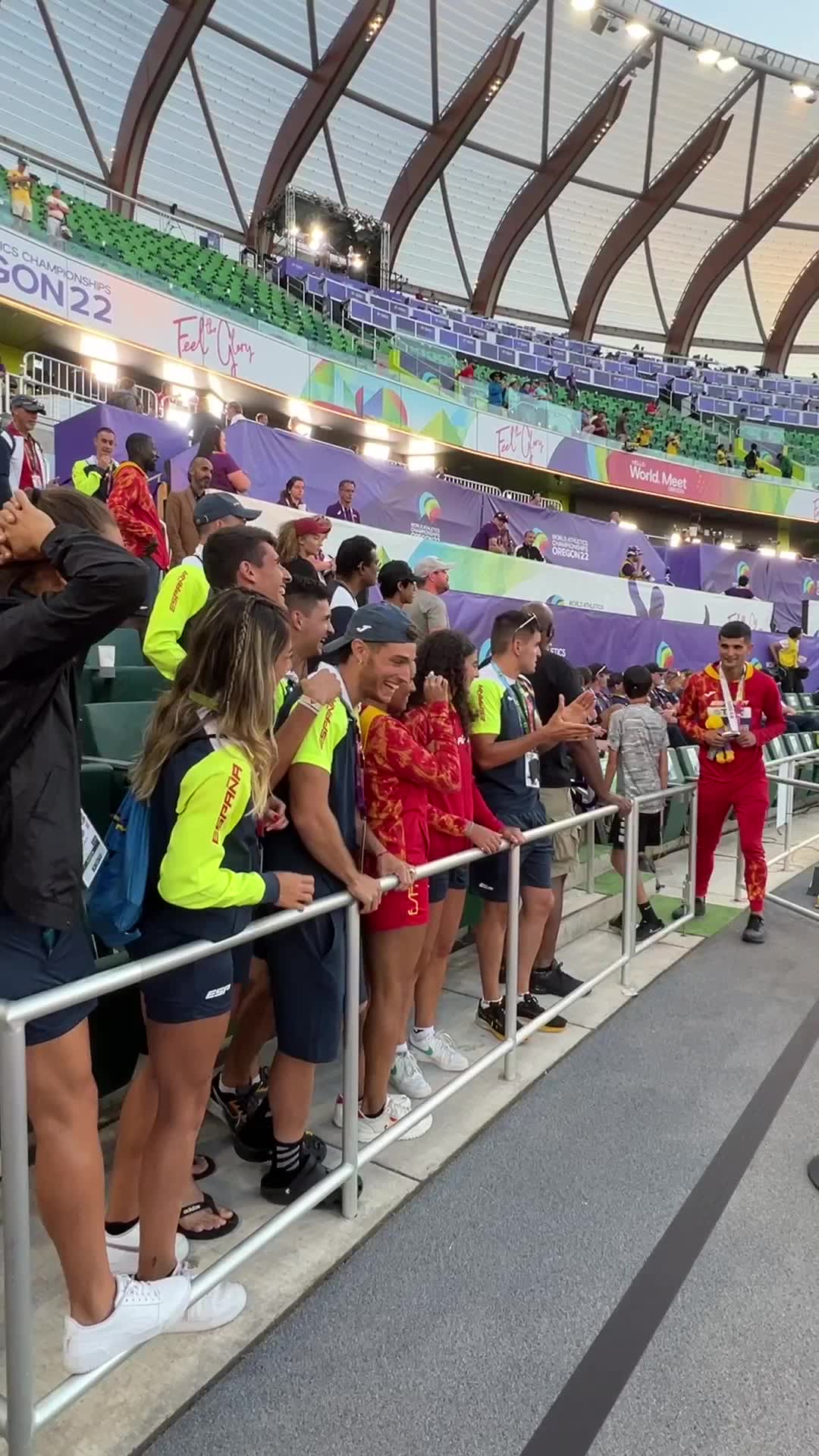 preview for Las felicitaciones del equipo español a Asier Martínez por su medalla
