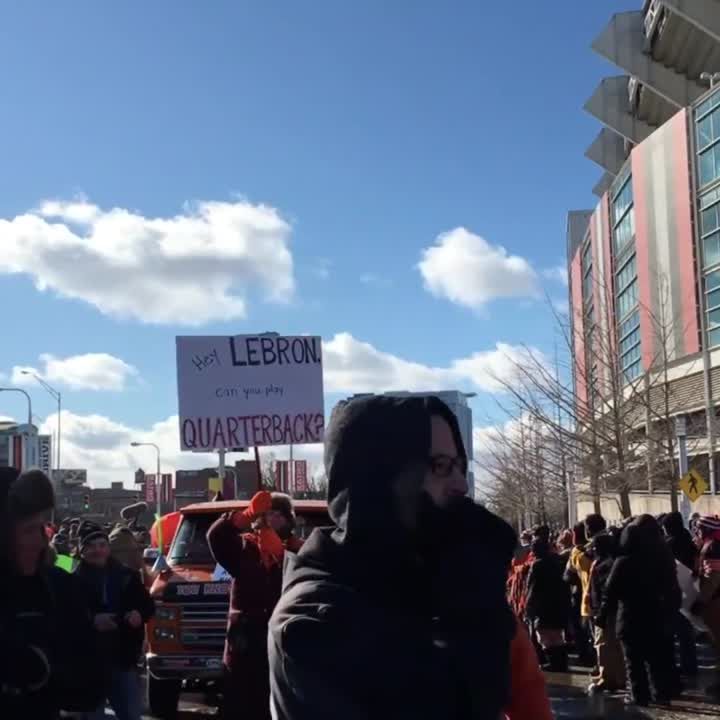 Thousands of Cleveland Browns fans protest 0-16 season with