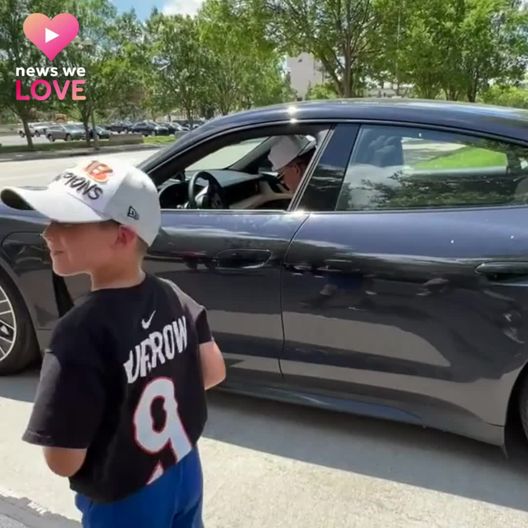 Bengals: Joe Burrow stops autographs to help kids in crowd