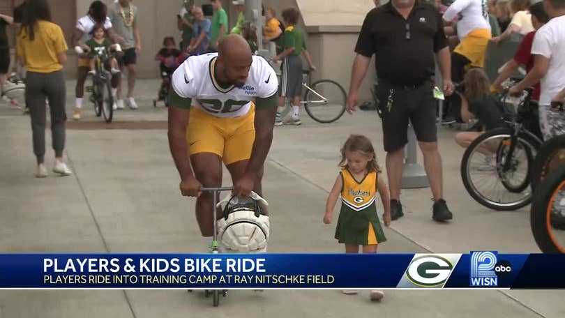 Photos: Fans return to Lambeau Field for bike tradition with players