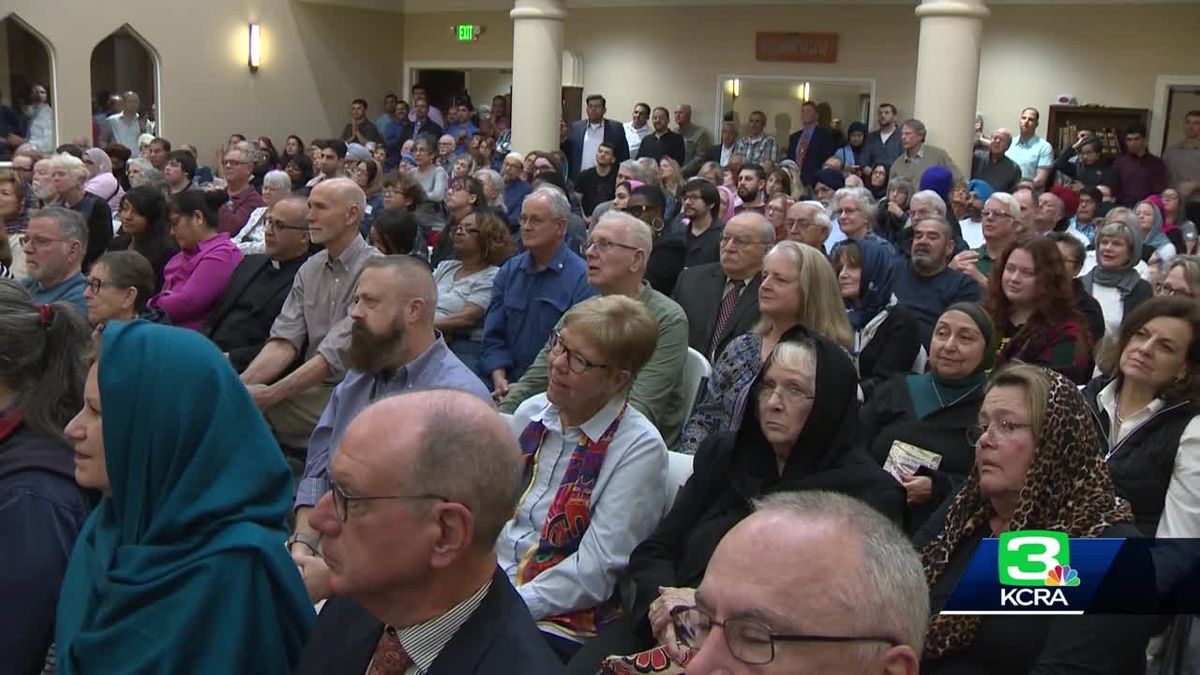 preview for Hundreds pack Modesto mosque to honor those killed in New Zealand massacre