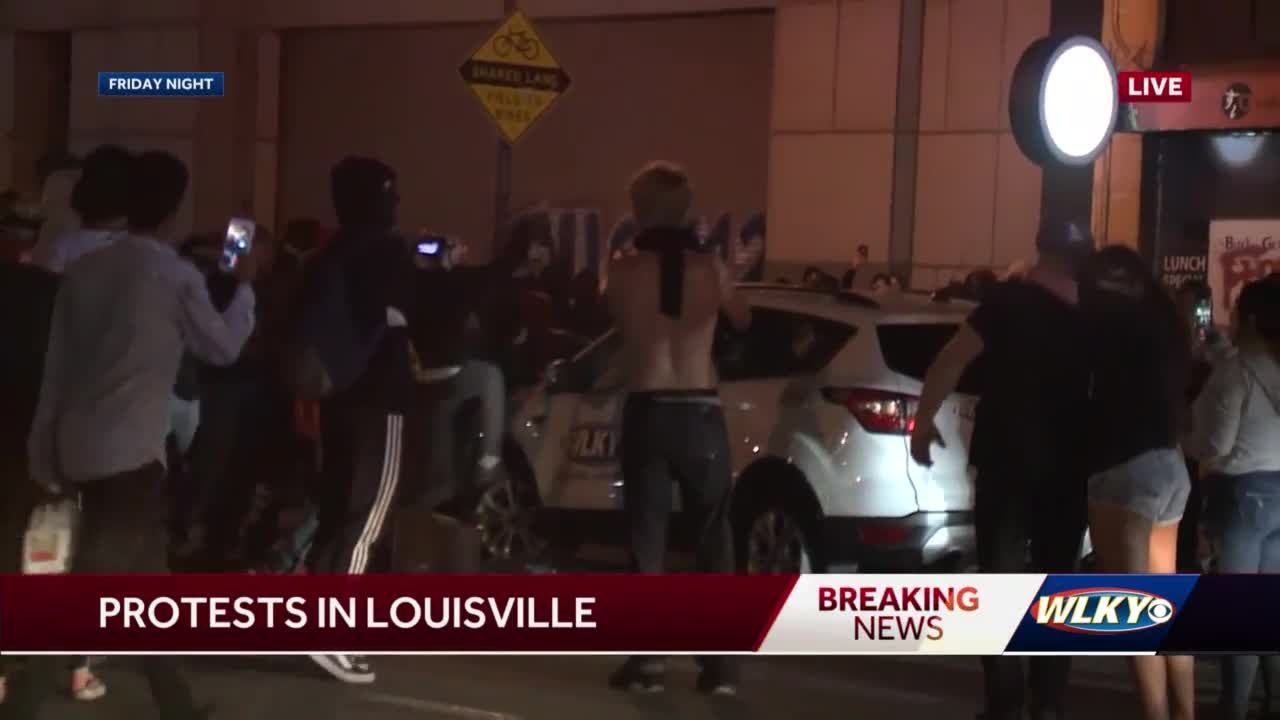 Video Protesters Destroy Wlky News Vehicle On Live Tv