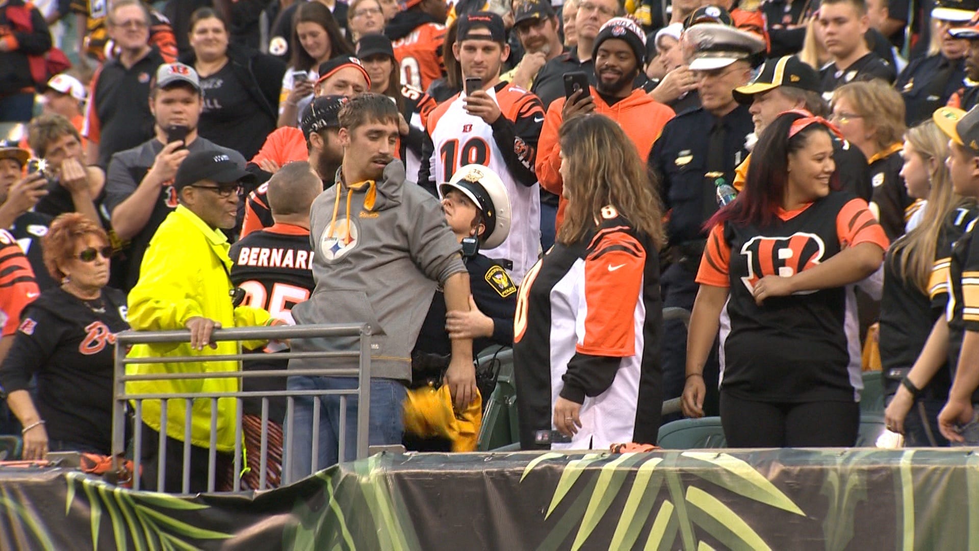 Dunlap to pay Steeler fan who crashes Bengals 'loser' rally