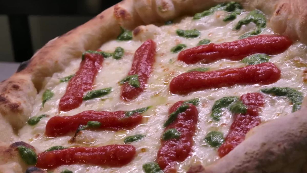 preview for La video ricetta della Pizza Margherita Sbagliata di Franco Pepe, ti farà aumentare la salivaizone