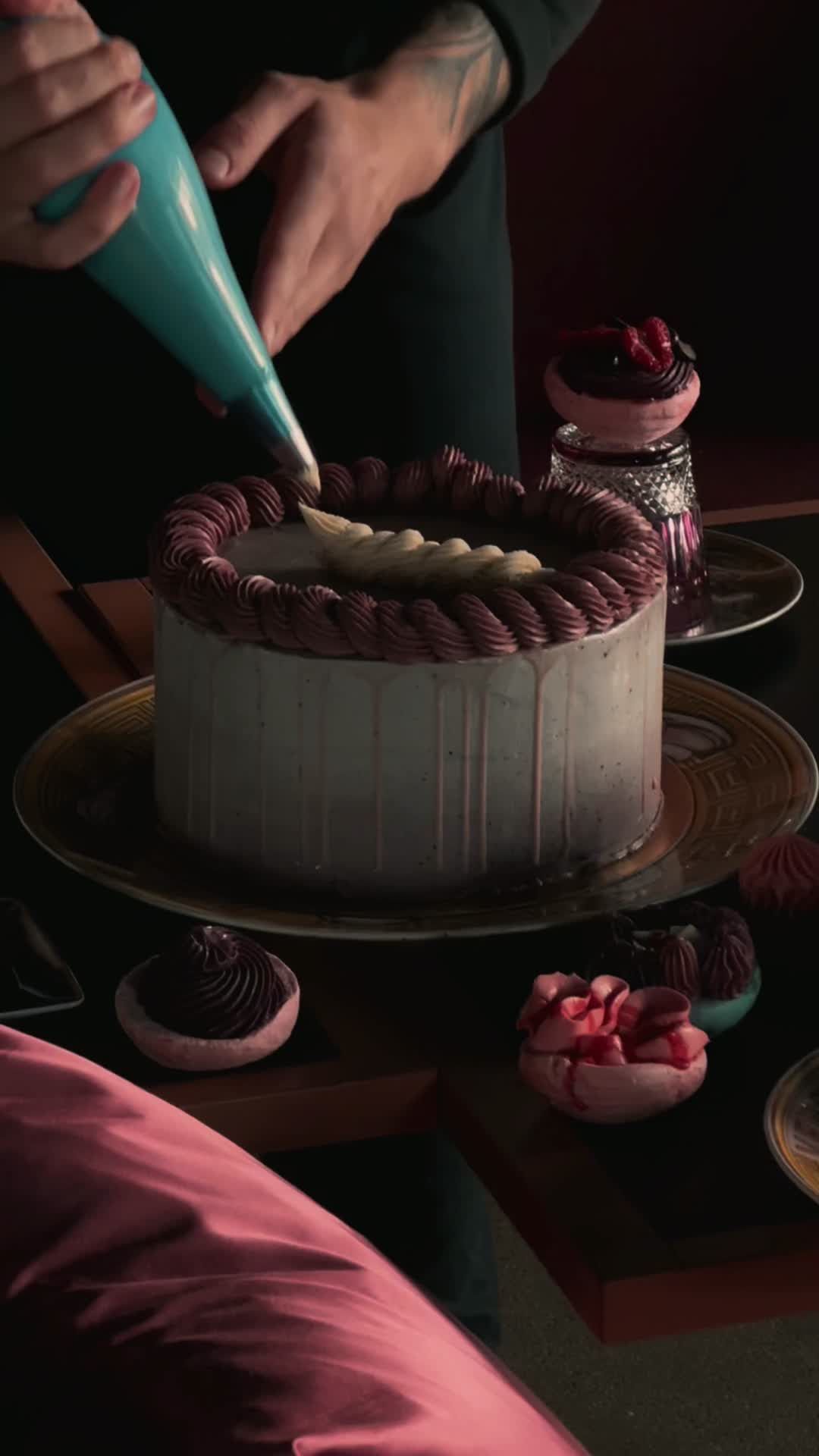 preview for Exclusieve achter de schermen-beelden zien van Let us eat cake?