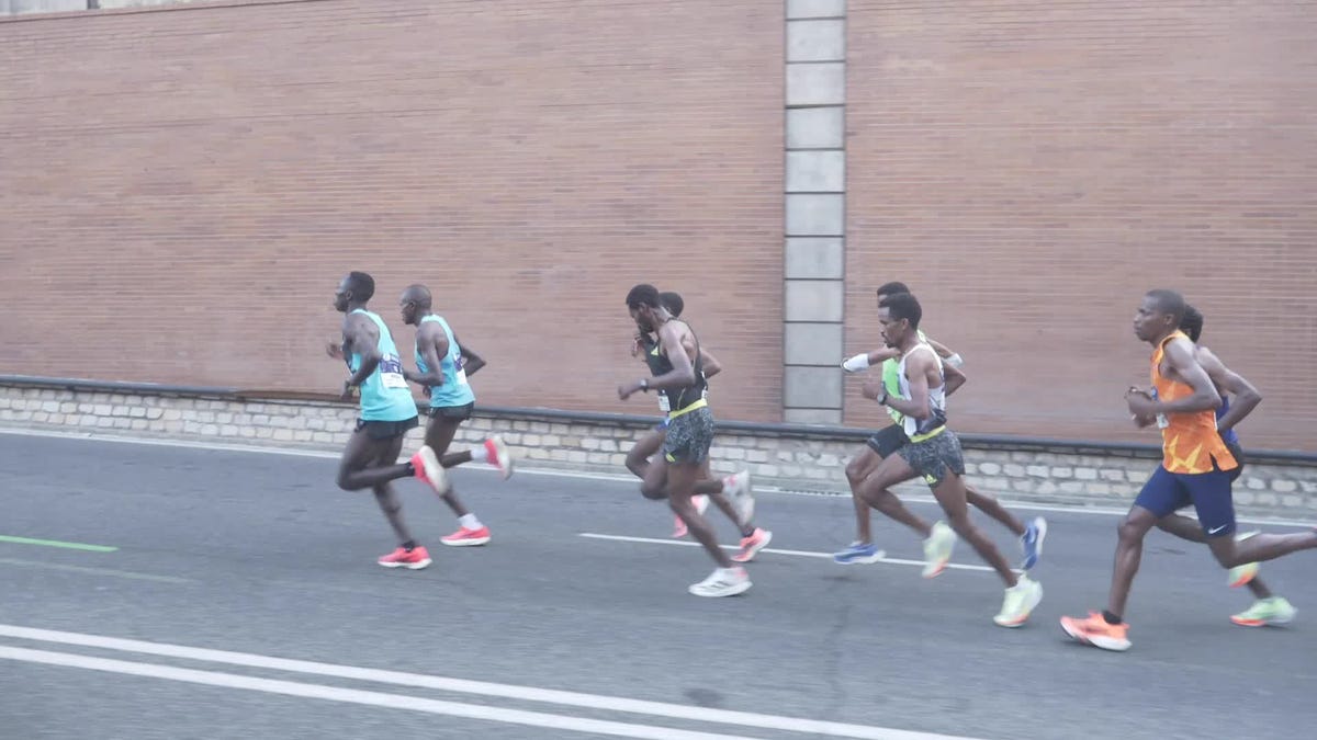 ayad lamdassem celebra el record de españa de maratón en el zurich maratón de sevilla