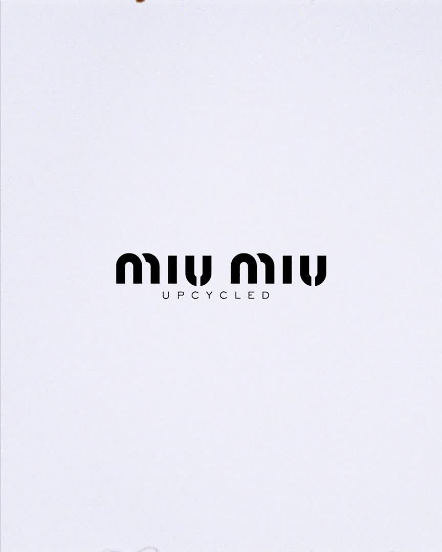 preview for 「Upcycled by Miu Miu」系列-粉色修身百褶裙洋裝