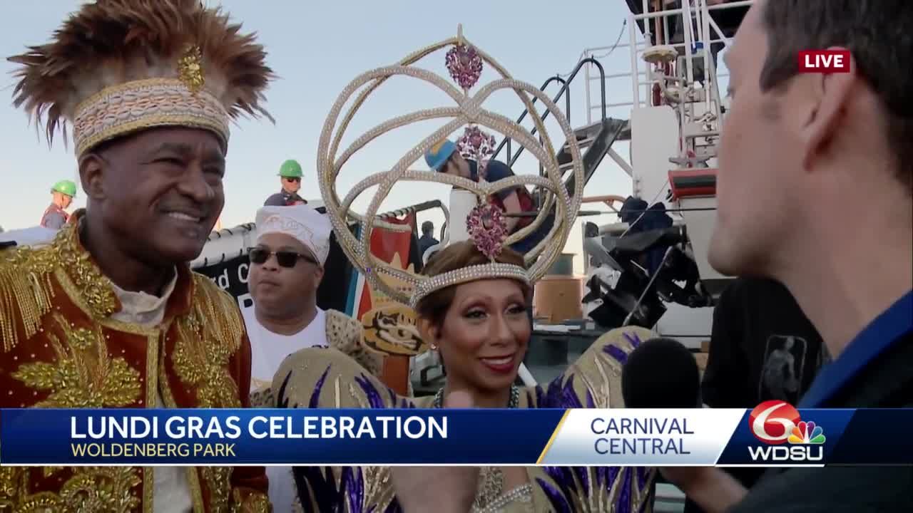 VIDEO The King and Queen of Zulu arrive at Woldenberg Park for Lundi Gras