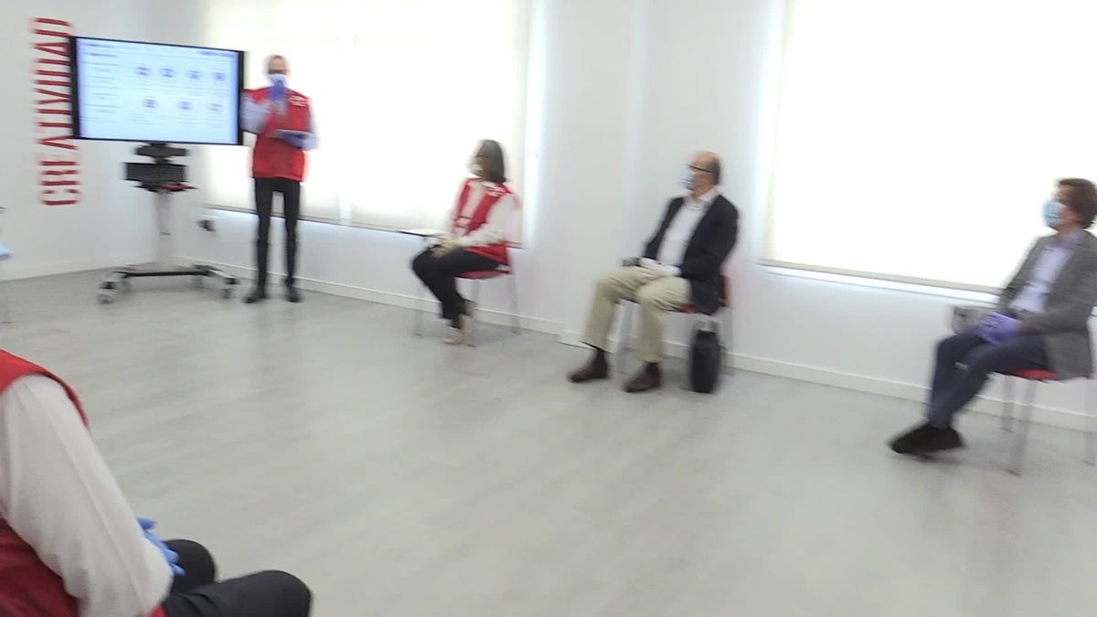letizia visita un centro de la cruz roja española