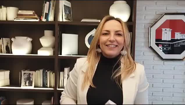 lucía galán posando sonriente