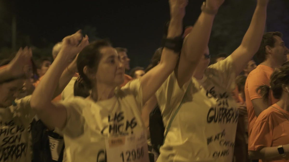 varias corredoras se abrazan después de terminar la carrera nocturna de sevilla