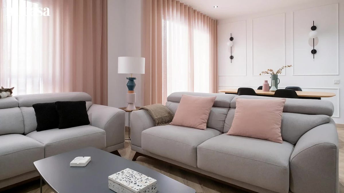 Salón decorado en tonos neutros, empolvados y negros