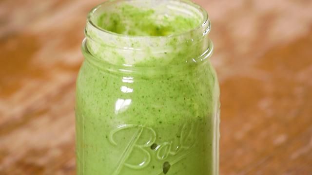 This Make-Ahead Cinnamon-Almond Green Smoothie is Delicious