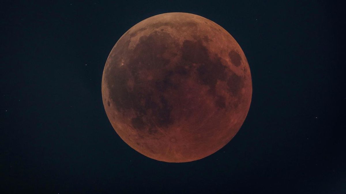 preview for Skywatchers in Kenya See Blood Moon as Lunar Eclipse Begins