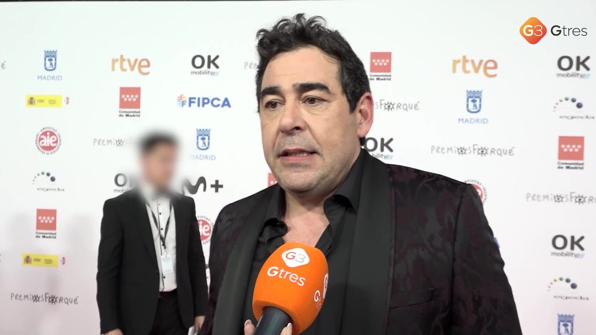 el actor en los premios forque vestido de negro