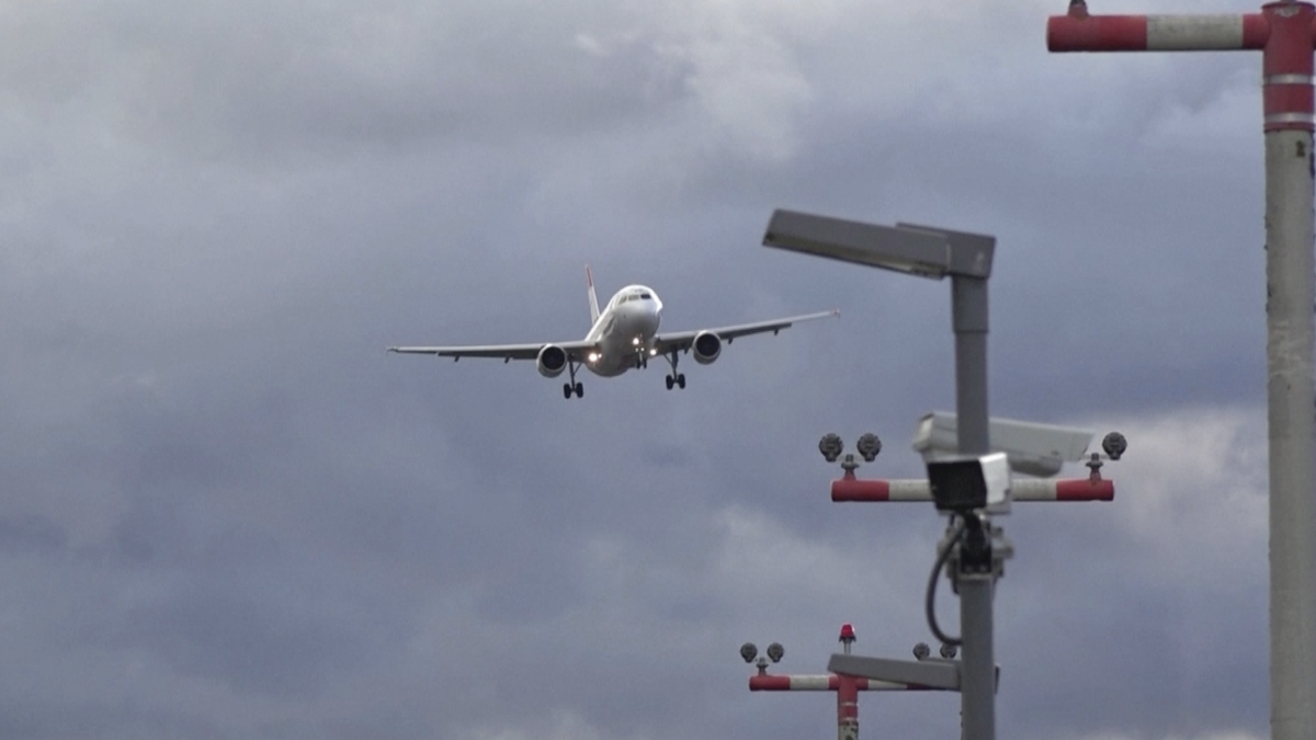preview for Planes Wobble & Sway as They Try to Land in Powerful Storm Winds at Zurich Airport