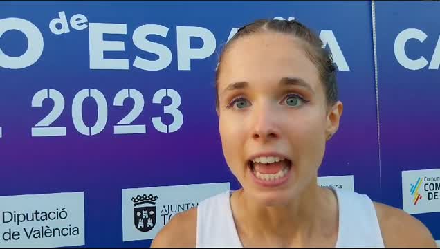 marta serrano posa con la foto de obstáculos