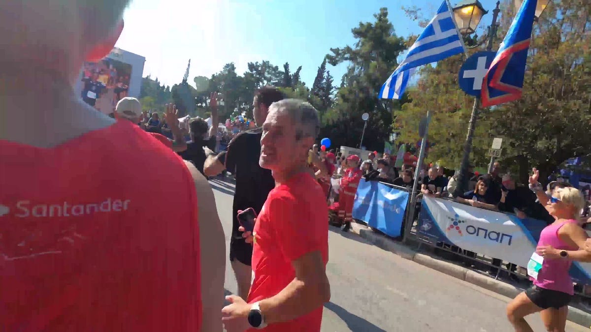 abel antón y martín fiz,embajadores de sports santander, posan en la acrópolis de atenas