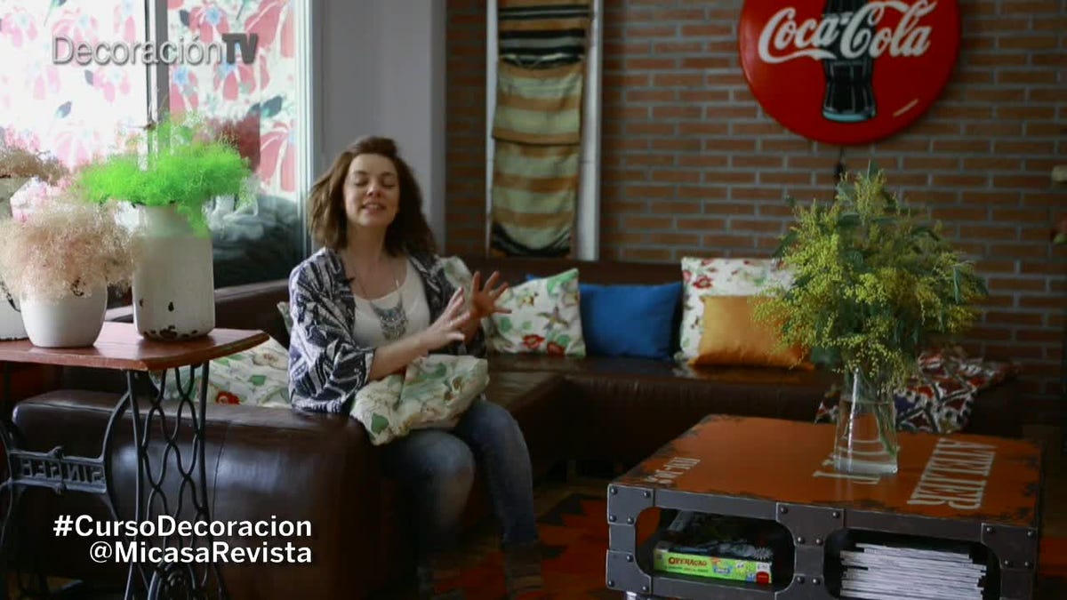 una casa con estética loft y colores alegres