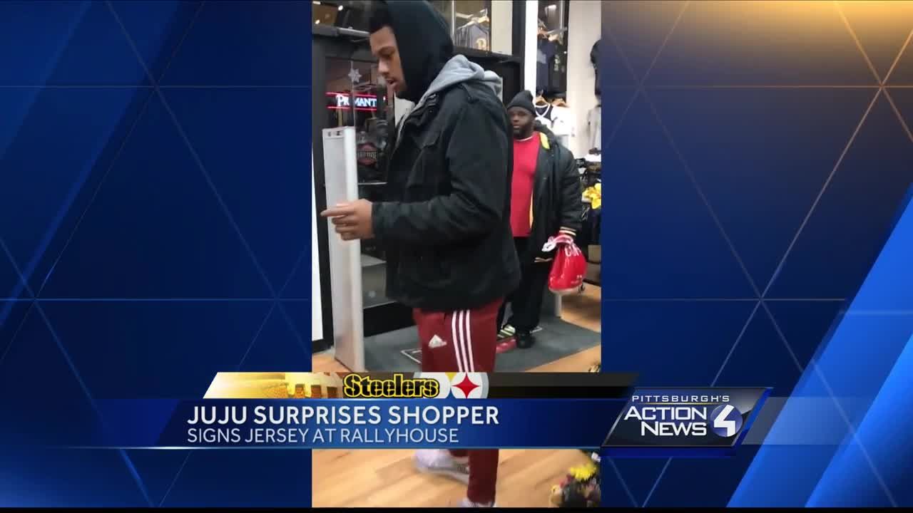 JuJu Smith-Schuster surprises customer by signing jersey at store