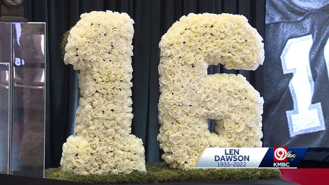 NFL Fans Find It Hard to Hold Back Tears as Patrick Mahomes and Chiefs Bid  an Emotional Goodbye to Late Kansas City Legend Len Dawson -  EssentiallySports