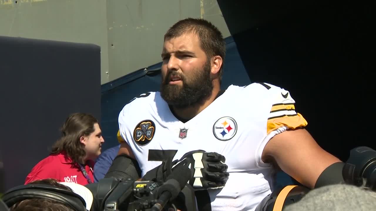 Pittsburgh Steelers player who stood for national anthem has top