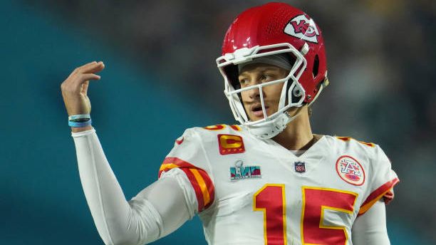 Chiefs, Mahomes agree to restructured deal to include big pay