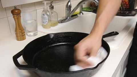 preview for How to Clean a Cast Iron Pan