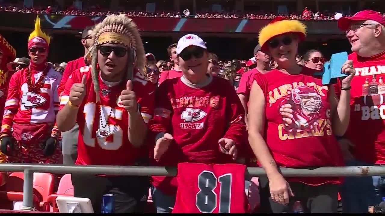 CHIEFS KINGDOM TOMAHAWK CHOP 