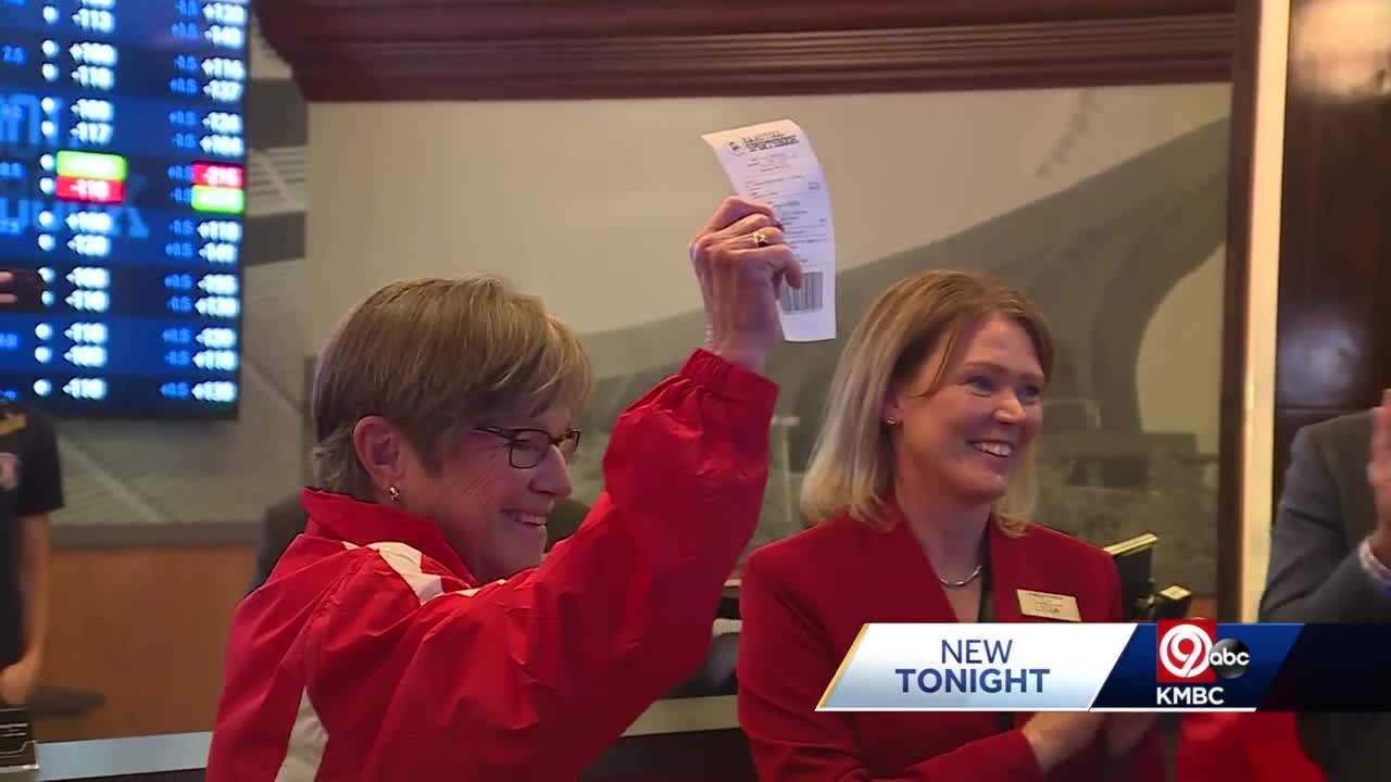 Kelly drops first legal sports bet in Kansas with $15 on Chiefs to