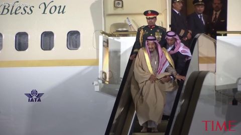 preview for Watch the Awkward Moment the Saudi King Gets Stuck on an Escalator