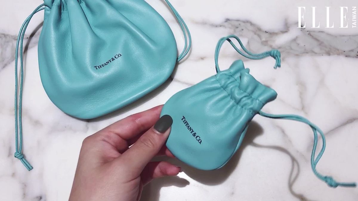 preview for Tiffany 皮革束口袋開箱給你看！「夢幻配色＋斜背功能」讓人好心動