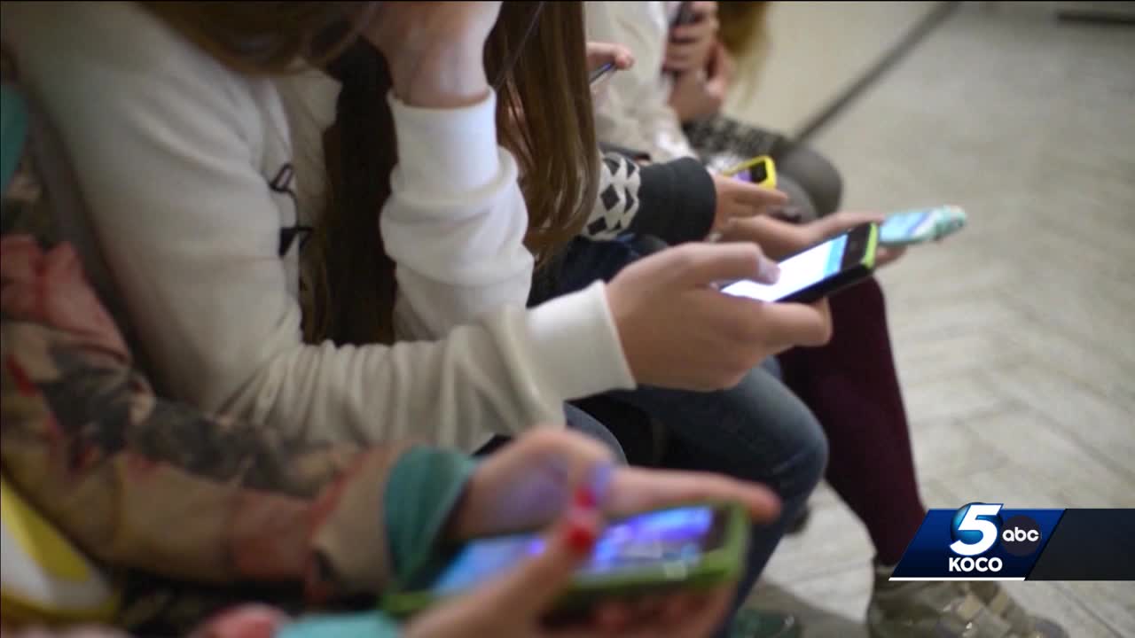 Experts remind parents to talk about internet safety after Roblox kidnapping
